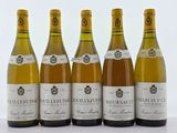 six bouteilles de vin sont alignées sur une table