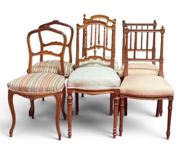 quatre chaises anciennes avec des coussins rembourrés et une assise décapée