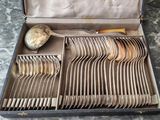 un coffret contenant de l'argenterie sur une table
