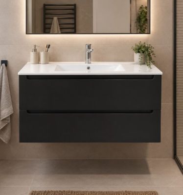une salle de bain avec un lavabo et un miroir