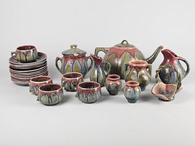 de nombreux types de poteries sont exposés sur la table
