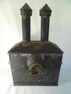 un poêle à l'ancienne avec deux cheminées sur le dessus