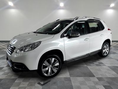 la photo d'une voiture blanche garée dans un garage