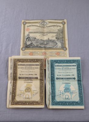trois types de certificats différents sur une table avec un fond bleu