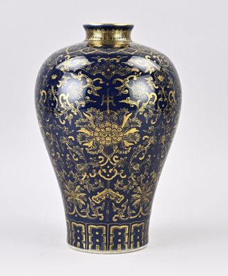 une image représentant un vase bleu et or sur fond blanc