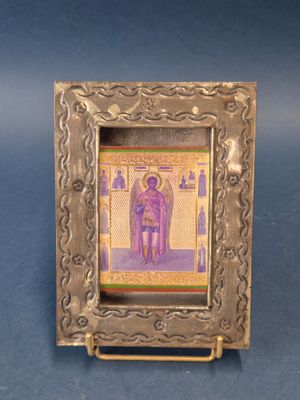 tableau représentant un ange dans un cadre, sur fond bleu