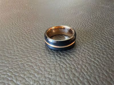 un gros plan d'une bague posée sur une surface en cuir
