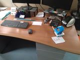 un bureau sur lequel se trouvent un ordinateur, un clavier, une souris et d'autres objets