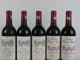 six bouteilles de vin sont alignées dans une rangée