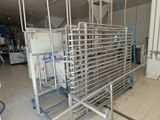 une photo d'une grande machine qui se trouve dans un bâtiment