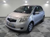 une photo d'une toyota yaris argentée garée dans un garage