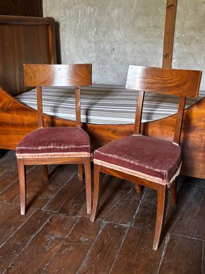 deux chaises placées à côté d'un lit dans une chambre