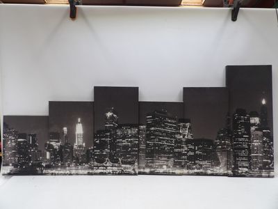 photographie en noir et blanc d'un paysage urbain prise en studio