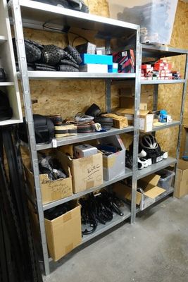 beaucoup de boîtes et de cartons sur les étagères de la pièce