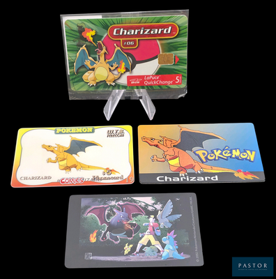 quatre cartes Pokémon différentes posées les unes sur les autres sur une table