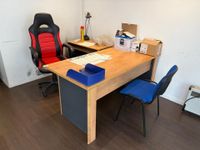 Mobilier de bureau en l'état comprenant : deux bureaux simpl…