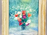 une peinture à l'huile représentant des fleurs dans un vase sur fond bleu
