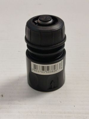 un gros plan d'une bouteille d'eau en plastique noire sur laquelle figure un code-barres