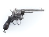 gros plan d'un revolver sur fond blanc