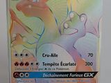 La carte Pokémon est posée sur une table avec un fond blanc.