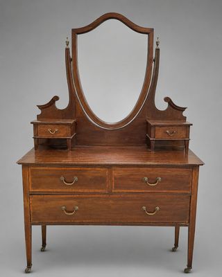 une coiffeuse en bois surmontée d'un miroir