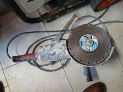 une machine posée par terre à côté d'une paire de chaussures