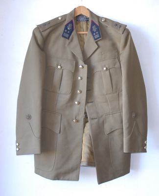 une photo d'une veste militaire accrochée à un mur