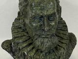 statue d'un homme barbu au visage barbu