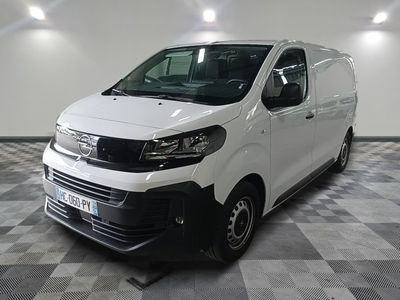 la photo d'une camionnette blanche garée dans un garage
