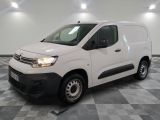 la camionnette blanche est garée sur un sol carrelé en damier
