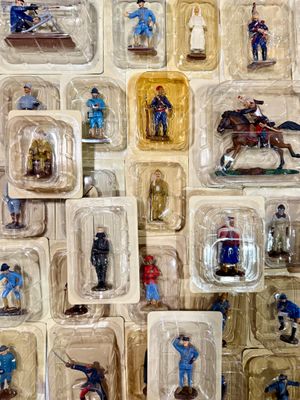 de nombreux petits soldats exposés sur le mur