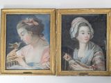 Deux tableaux représentant une femme et un oiseau sont accrochés au mur.