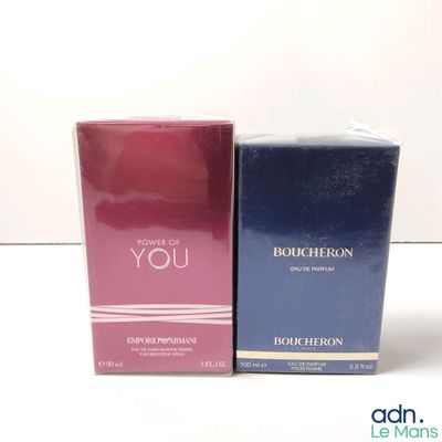 deux boîtes de parfum posées l'une à côté de l'autre sur une surface blanche