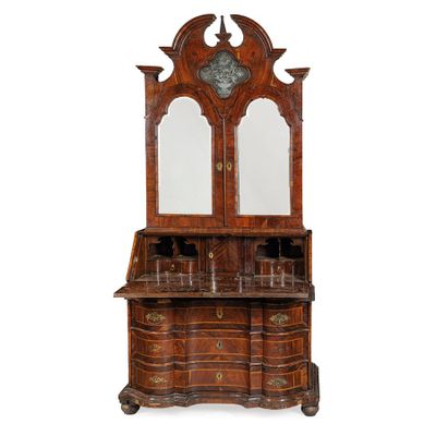 une vieille commode en bois surmontée d'un miroir