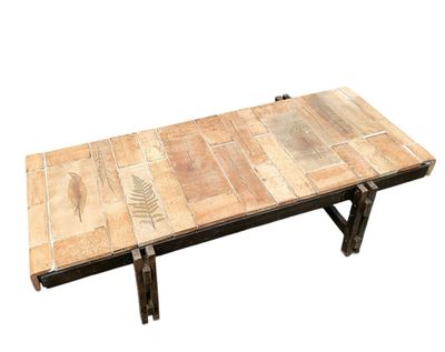 Roger CAPRON (1922-2006) Table basse en bois et céramique à …