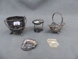 Plusieurs objets en argent sont exposés sur une table, accompagnés d'une étiquette de prix