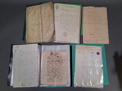 plusieurs vieux papiers sont empilés sur une table