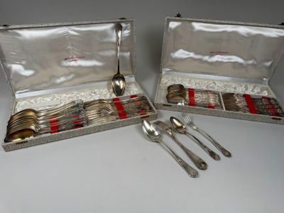 des couverts dans un coffret en argent orné d'un ruban rouge et de cuillères