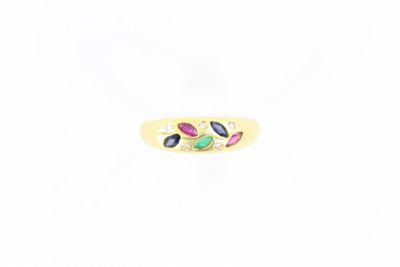 gros plan d'une bague en or avec des pierres multicolores