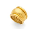 une bague en or jaune 18 carats au design bombé