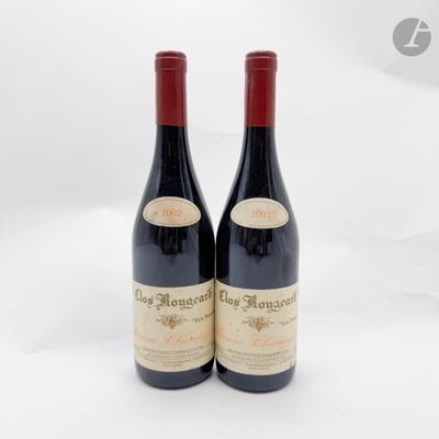 deux bouteilles de vin rouge posées l'une à côté de l'autre sur une surface blanche