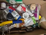 une boîte en carton remplie d'objets hétéroclites