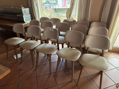 a lot of chairs that are sitting in a room