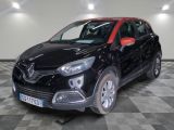 la voiture noire est garée sur un sol en damier dans le garage