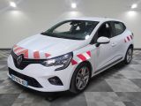 une voiture blanche avec des bandes rouges et blanches garée dans un garage