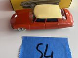 une petite voiture rouge avec un toit jaune et un tissu bleu