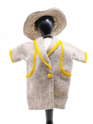 un mannequin coiffé d'un chapeau et vêtu d'un manteau