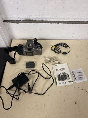 un ordinateur portable et d'autres appareils électroniques posés par terre près d'un mur