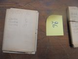 deux vieux livres posés sur une table, sur laquelle se trouve un mot