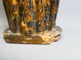 un vase posé sur un rocher, sur une table